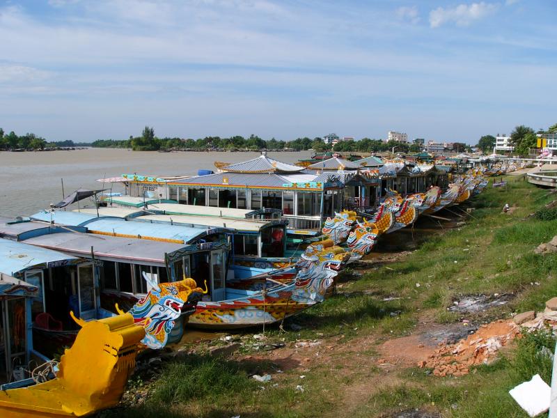 Dragon boats lined up for tourists