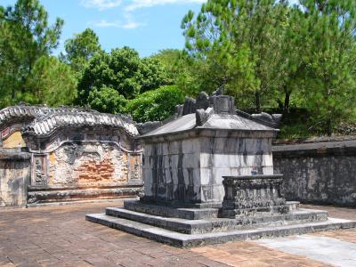 Empress Le Thien Anhs Tomb