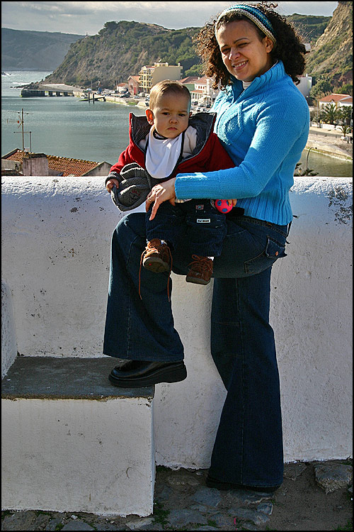 05.02.2005 ... Posing with mom