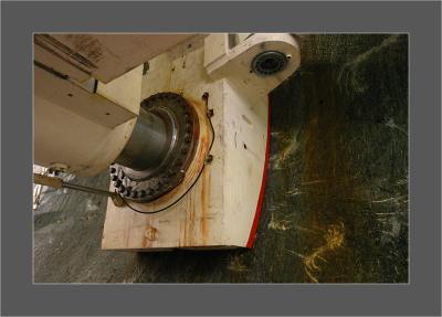 How the machine will be stableized to create the force to drill. Each side is pressing this feet at the wall.