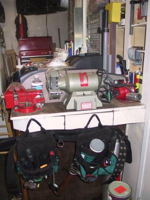 Side view of my workbench: tool belt, grinder, clamp, etc...