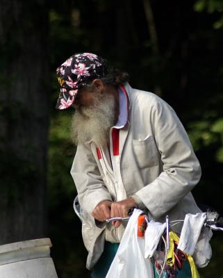 u41/spepple/medium/33470804.oldman_rummaging.jpg