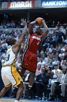 u41/sscamiring/upload/26817558.DwayneWademakingajumpshot.JPG