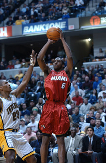 Eddie Jones jump shot.JPG