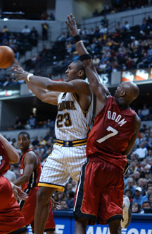 Ron Artest against Lamar Odom of Miami.JPG