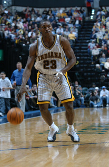 Ron Artest dribbling the ball.JPG