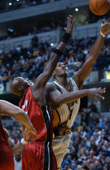 Ron Artest driving in the basket.JPG