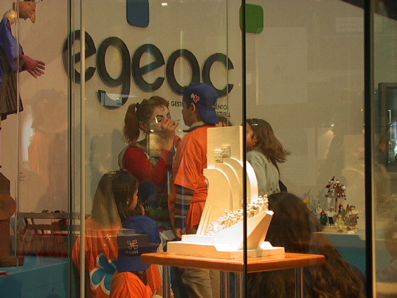 <b>Students having their faces painted*</b><br><font size=1>by Jos Maria Simes</font>