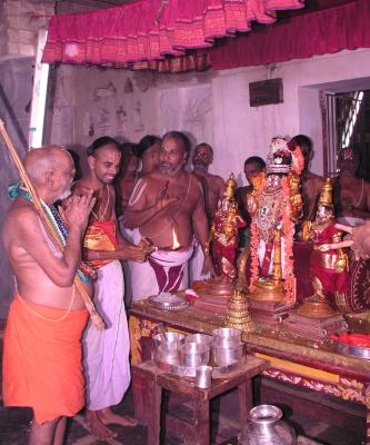 Srimath Azhagiyasingar enjoying the thirumEni soundaryam of perumAL