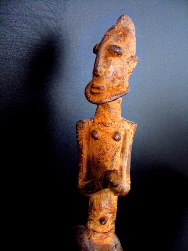 Dogon statue and its shadow.jpg