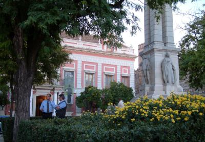 Das Rathaus Sevillas, auch mit zwei Menschen bei einer Diskussion davor DSCF0008.jpg