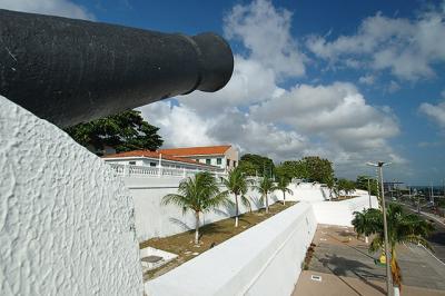 Muralha externa com detalhe do canho no 1 plano horizontal