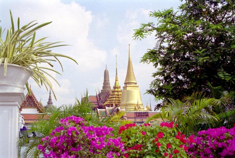 The 3 towers are the Phra Si Ratana Chedi, Mondop, and Prasat Phra Thepbidon
