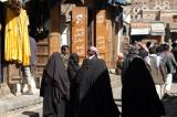 Women in black, Sanaa souq