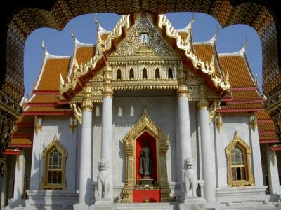 Singbas guarding the entrance to Wat Benchamabophit