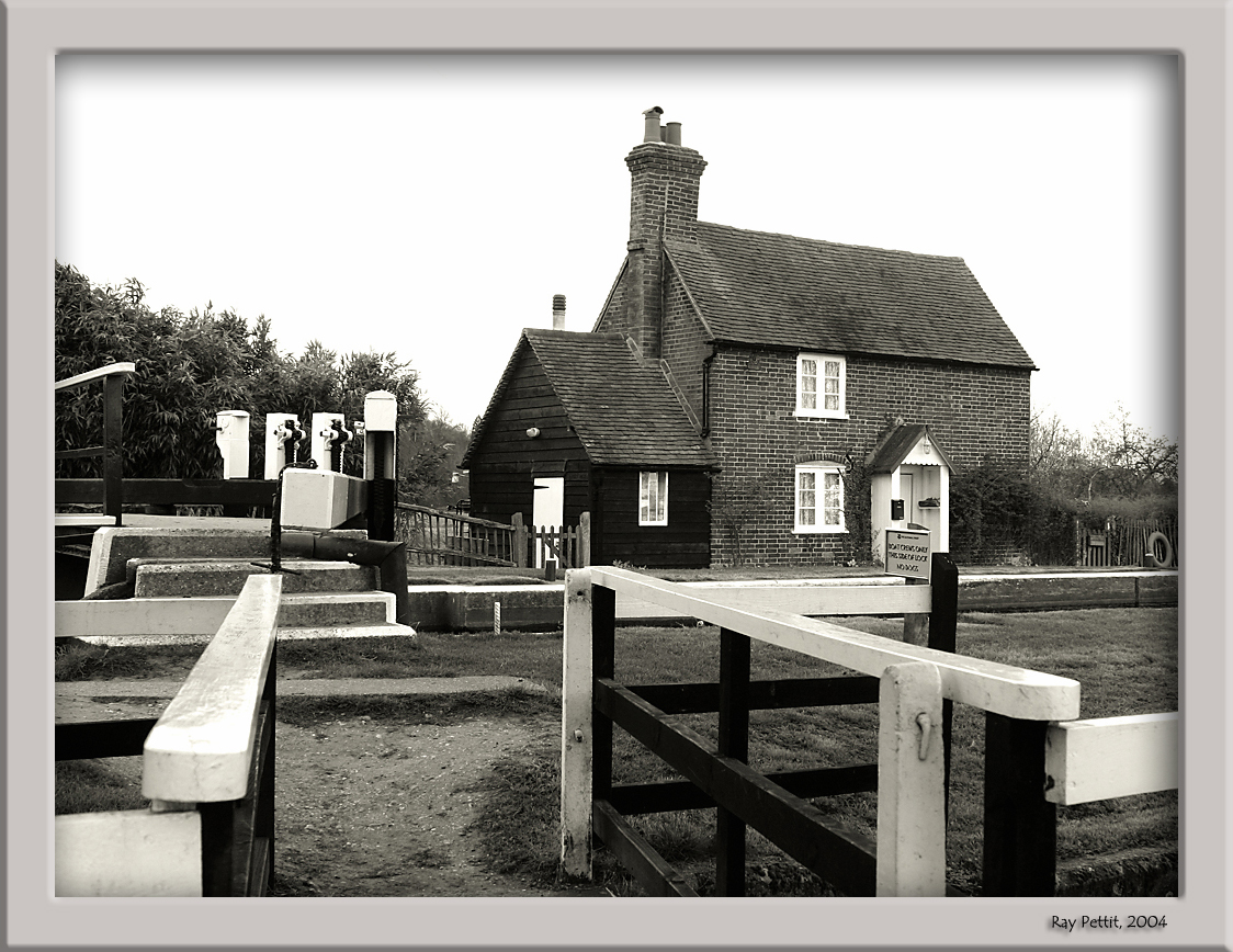 March 31 2004:<br> Lock Keepers Cottage