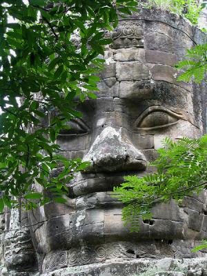 u42/clyne/medium/27631611.AngkorThomFace.jpg