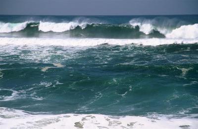 La mer monte sur la plage de Sao Vicente
