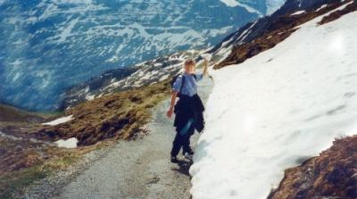 Judy on the trail from Mannlichen to Kleine Scheidegg (2)