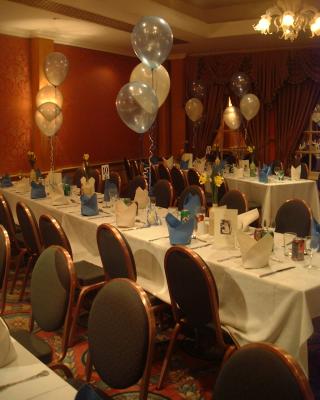 Grosvenor Pulford - Azure Blue and Ivory Table Balloons