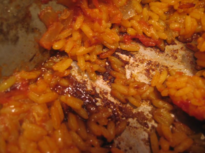 Los turistas se sirven primero. Los que conocen esperan a lo mejor: El Socarrat ! la costra marron, el arroz caramelizado.