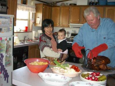 Tomoko & Lisa watch as Frank carves the turkey