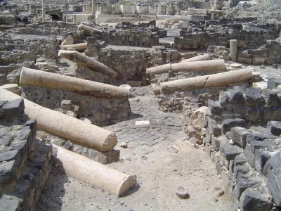 מפולת העמודים ברח' הגיא - בעקבות רעידת האדמה של שנת 749