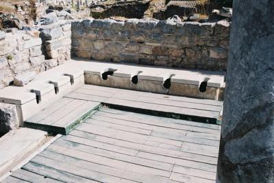   בית השימוש באפסוס - תורכיה, שימו לב למבנה המושבים השונה