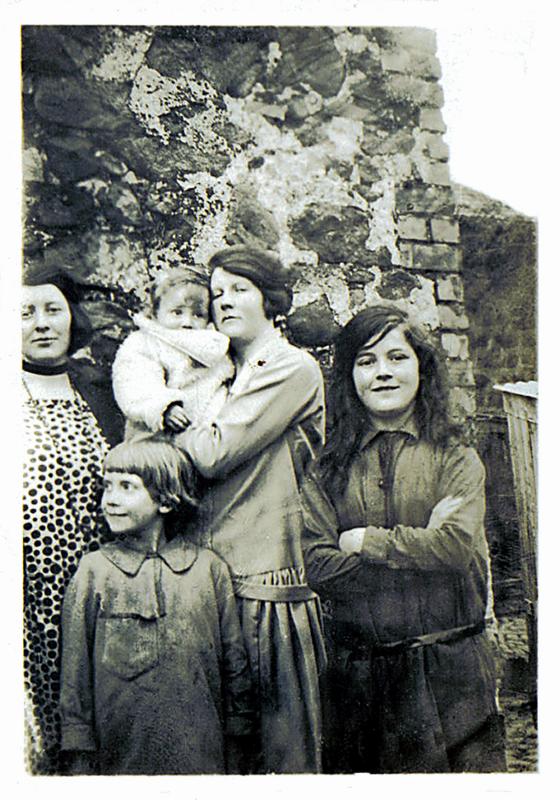 L-R Aunt May, Edna Campbell holding baby Claire, Maisie Cummings. Front Jim Campbell