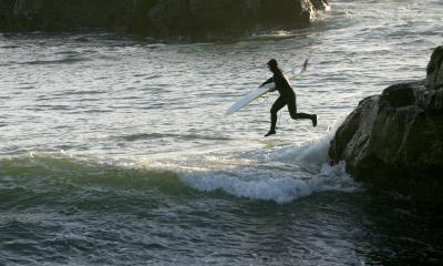 089_Surfer jumping in_8771`0501311642.JPG