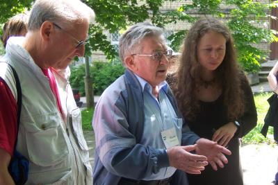 Reuven Monowitz recounting a history in Hebrew, flanked by Ian & our guide Regina Kopilevich