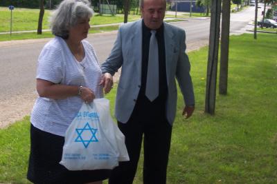 Ann Rabinowitz, handing gifts of Judaica from Kupishokers worldwide, to Genadij Kofmann, head of Panevezys Jewish Community