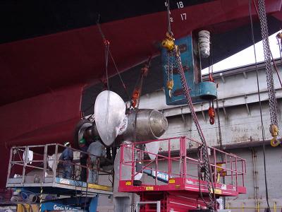 Fitting the propller blade on the CPP hub
