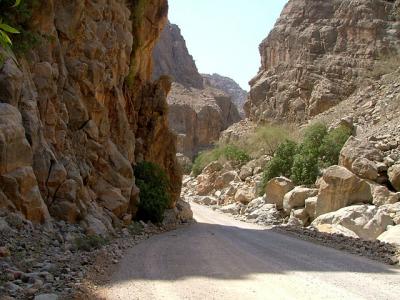 The road through Wadi Bih -