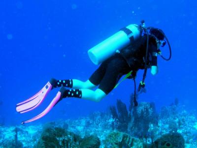 mi hija exhibiendo lo ultimo en calcetines de buceo...