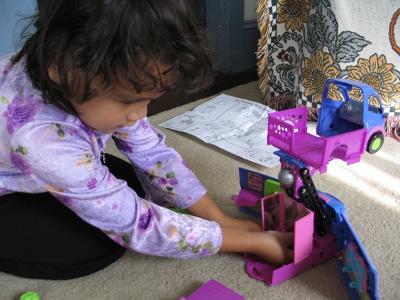 Putting together Polly Pockets - oh this is so fun