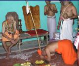 Sri Ranyapriya swAmi paying obeisance to SrImath paRavakkOttai ANdavan