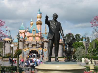 Partners statue with castle