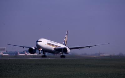 9V-SVD Singapore Airlines B777-200 Rotate.jpg