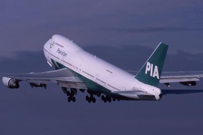 u43/airpaul/medium/28086568.APBATClimbingawayfrom24L.jpg