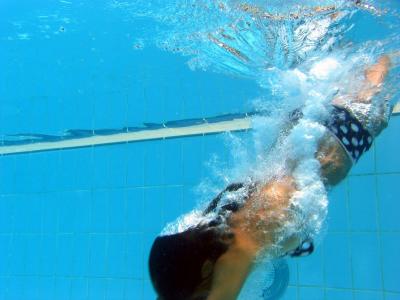 Natasa diving (of the swimming pool variety )