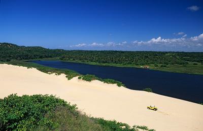 Visual do Rio Catu de cima das dunas, praia da prainha