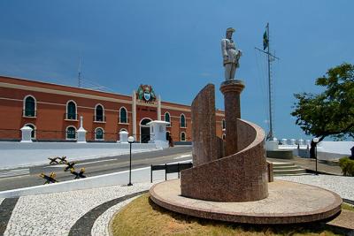 10ª Região Militar com detalhe da estátua Gen Sampaio 1º plano