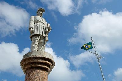 Esttua do Gen. Sampaio com bandeira do Brasil ao fundo