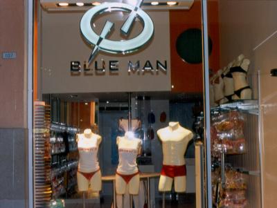 Exerccio na vitrine da Blue Man