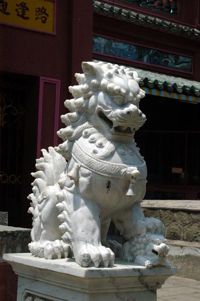 Chinese lion outside the pagoda