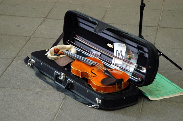 Violinist on break, Michaelertor