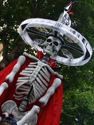 u43/clickaway/medium/33556478.Notting20040830IMG_10876Skeleton.jpg