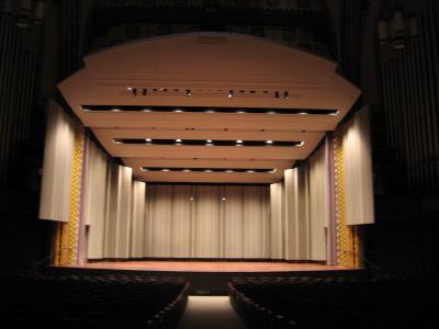 Irvine Auditorium(音樂廳)內部表演台。-這張沒用閃光燈拍,不過舞台上的打光設計卻很良好,沒有洩出多餘的光在舞台外。