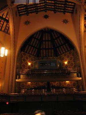 Irvine Auditorium(音樂廳)內部。-原先上方是貴賓的座席,現在已經改為音控室了。